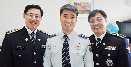 ▲ 김진성(경사)서경식(경정)민병수(경위왼쪽부터)씨가 민생 해결사로서 역할을 톡톡히 할 것을 다짐하는 환한 미소를 짓고 있다.