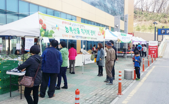 ▲ 남양주가 농민들과 상극관계로만 여겨졌던 대형마트에서 농민과 소비자가 직접 만날 수 있는 직거래 장터를 개장했다고 14일 밝혔다.