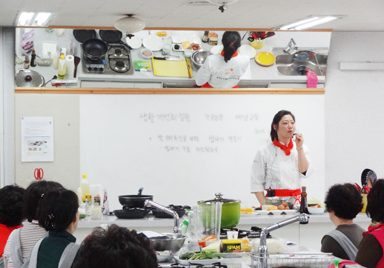 ▲ 화성시농업기술센터는 쌀소비 촉진을 위해 지난 8일 생활개선화성시연합회 임원과 읍면동 회장 등 30명을 대상으로 ‘생활개선 임원 농산물 가공능력배양 교육’을 시작했다.