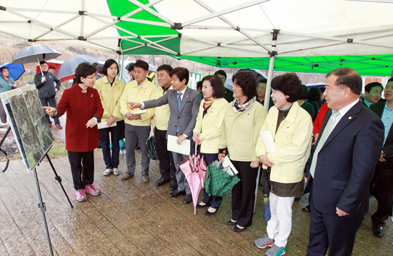 ▲ 14일 광명시의회 의원들은 화성시 공동형 종합장사시설 건립 현장을 방문해 진행 상황을 살폈다.
