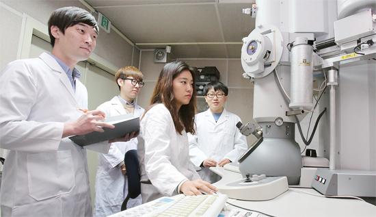 ▲ 가천대학교 바이오나노학과 학생들이 TEM(투과전자현미경)을 이용해 나노구조를 분석하고 있다. 가천대 제공