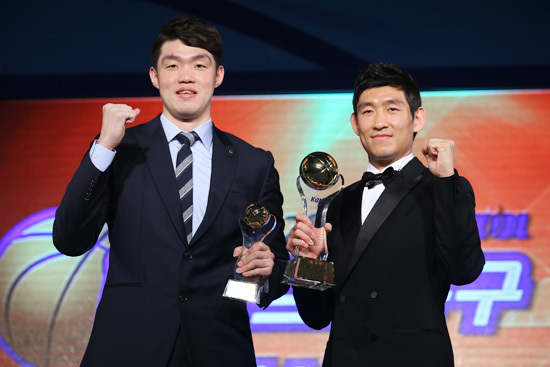 ▲ 신인왕과 MVP 14일 오후 서울 강남구 코엑스 인터콘티넨탈 호텔에서 열린 2014-2015 KCC 프로농구 시상식에서 MVP를 수상한 울산 모비스 양동근(오른쪽)과 신인상을 수상한 고양 오리온스 이승현이 기념촬영을 하고 있다. 연합뉴스