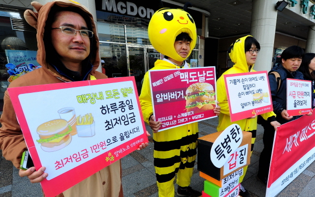 ▲ 15일 오전 알바노조 인천지부(준)와 최저임금 인천대책위등 인천지역 시민사회단체 회원들이 인천시 부평구 경인전철 1호선 부평역 맥도날드 앞에서 ‘세계 패스트푸드 노동자의 날 한국행동’기자회견을 갖고 패스트푸드 아르바이트 노동환경 실태를 규탄하고 있다. 장용준기자