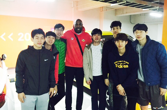 ▲ OK저축은행의 우승을 이끈 로버트랜디 시몬이 출국에 앞서 동료들과 환송식 후 기념촬영을 하고 있다. OK저축은행 제공