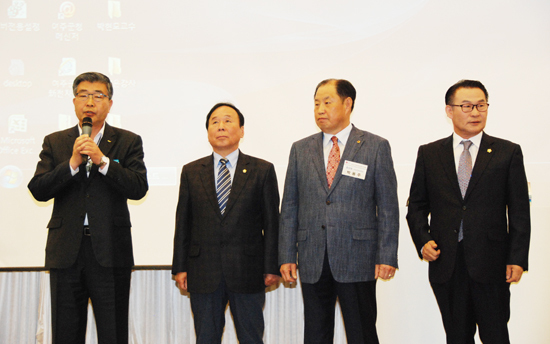 ▲ 여주시는 15일 여주썬밸리호텔에서 원경희 시장과 이환설 시 의장, 원욱희 도의원 등과 읍·면·동 주민자치위원 등 350여 명이 참석한 가운데 주민자치센터 활성화를 위한 핵심리더의 역량강화 워크숍을 개최했다.