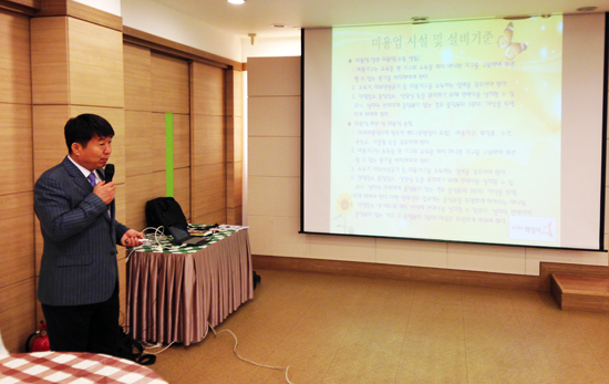 ▲ 화성시는 (사)대한미용사회 경기지회 화성시지부 주관으로 14일 남양농협 웨딩홀에서 미용업 영업자 300여명이 참석한 가운데 위생교육을 실시했다