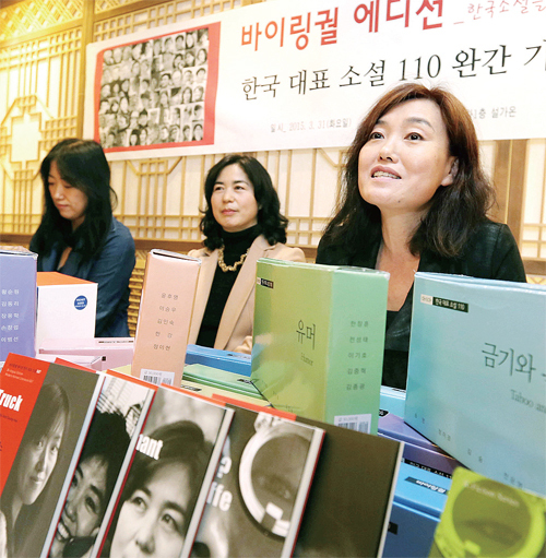 ▲ 소설가 김인숙이 지난달 31일 서울 세종문화회관 설가온에서 열린 ‘아시아출판사, 바이링궐 에디션 한국 대표 소설 110 완간’ 기념 간담회에서 축사하고 있다.  연합뉴스
