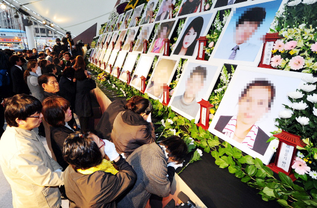 ▲ 세월호 참사 1주년인 16일 오후 인천시 중구 연안부두 해양광장에서 열린 일반인 희생자 1주기 추모식에서 유족들이 오열하며 헌화를 하고 있다. 장용준기자