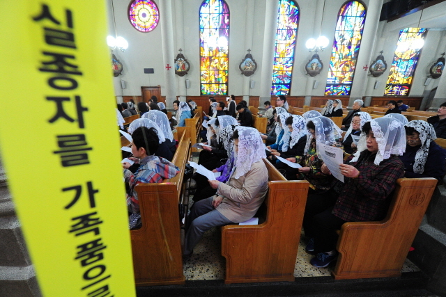 세월호 참사 1주기인 16일 오전 인천시 중구 답동성당에서 수녀와 신자들이 추모미사를 보고 있다. 장용준기자
