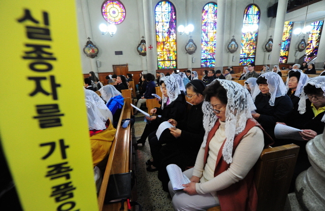 세월호 참사 1주기인 16일 오전 인천시 중구 답동성당에서 수녀와 신자들이 추모미사를 보고 있다. 장용준기자