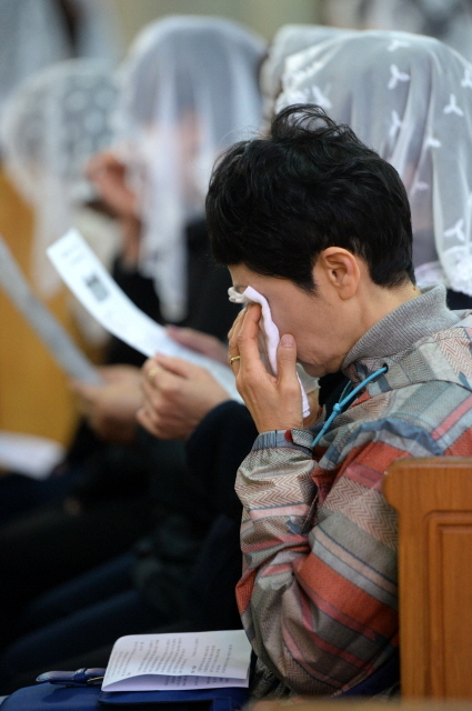 세월호 참사 1주기인 16일 오전 추모미사가 열린 인천시 중구 답동성당에서 한 신자가 참아내던 눈물을 흘리고 있다. 장용준기자