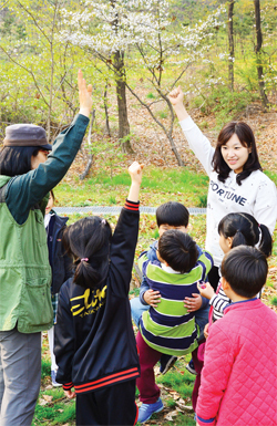 ▲ 생태계놀이 중 엄마새가 아기새에게 먹이 애벌레를 몇개 갖다 줬는지 세어보고 있다.