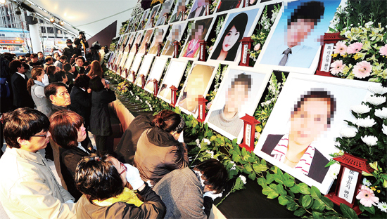 ▲ 세월호 참사 1주년인 16일 오후 인천시 중구 연안부두 해양광장에서 열린 일반인 희생자 1주기 추모식에서 유족들이 오열하며 헌화를 하고 있다. 장용준기자