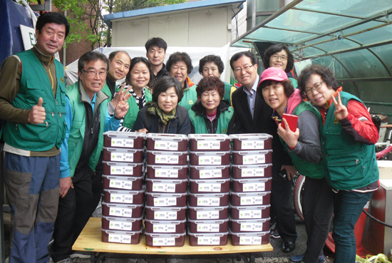 ▲ 군포시 산본1동 새마을협의회는 지난 16일 산본1동 주민센터 마당에서 저소득 가정에게 전달 할 ‘사랑의 열무김치담그기 행사’를 개최했다