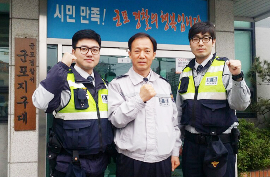 ▲ 군포경찰서 군포지구대는 최근 고향으로 보내달라는 80대 치매노인을 경찰조회시스템 등을 이용 가족에게 안전하게 인계해 훈훈한 감동과 동료들에게 귀감이 되고 있다