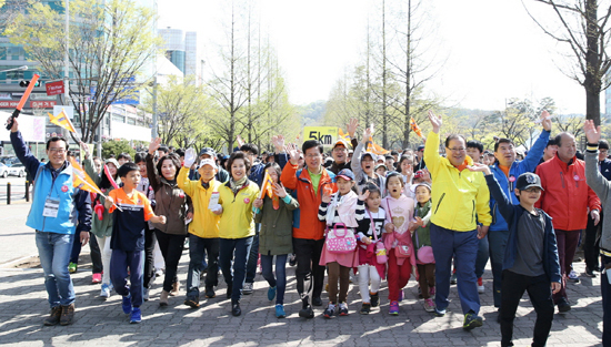 ▲ 고양시가 주최한 ’제2회 고양누리길 전국걷기축제’가 18일부터 양일간 전국 걷기마니아 7,500여 명이 참석한 가운데 성황리에 개최됐다.