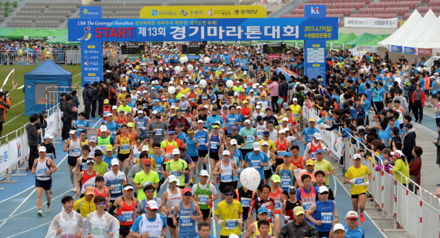 ▲ 19일 수원 종합운동장에서 열린 제13회 경기마라톤대회에서 각 부문 참가자들이 출발 총성과 함께 힘차게 출발 하고 있다. 이날 대회에는 풀코스, 하프코스, 10KM, 5KM 부문에 2만여 명의 마라토너와 가족들이 참여했다. 전형민기자