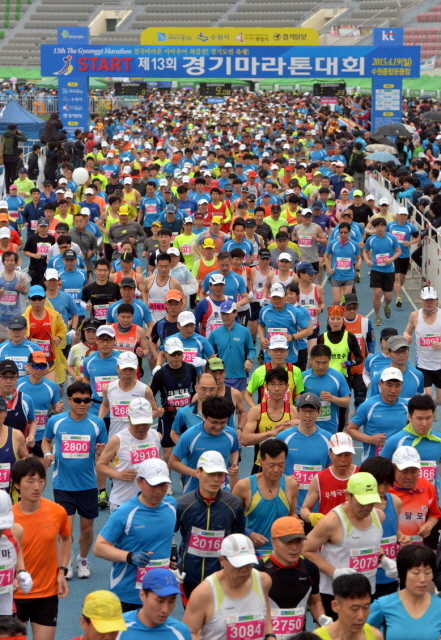 19일 수원 종합운동장에서 열린 제13회 경기마라톤대회에서 각 부문 참가자들이 출발 총성과 함께 힘차게 출발 하고 있다. 이날 대회에는 풀코스, 하프코스, 10KM, 5KM 부문에 2만여 명의 마라토너와 가족들이 참여했다. 전형민기자