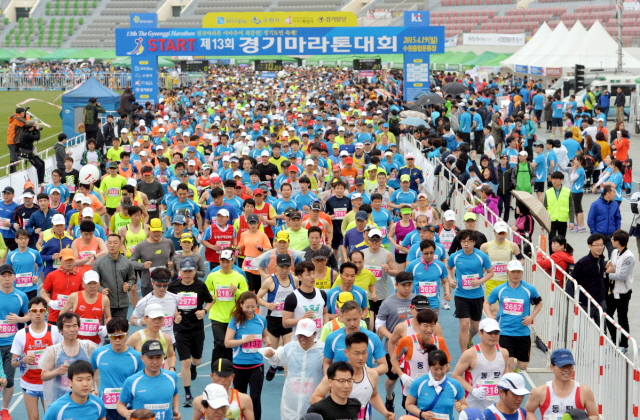 19일 수원 종합운동장에서 열린 제13회 경기마라톤대회에서 각 부문 참가자들이 출발 총성과 함께 힘차게 출발 하고 있다. 이날 대회에는 풀코스, 하프코스, 10KM, 5KM 부문에 2만여 명의 마라토너와 가족들이 참여했다. 전형민기자