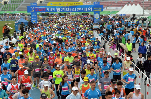 19일 수원 종합운동장에서 열린 제13회 경기마라톤대회에서 각 부문 참가자들이 출발 총성과 함께 힘차게 출발 하고 있다. 이날 대회에는 풀코스, 하프코스, 10KM, 5KM 부문에 2만여 명의 마라토너와 가족들이 참여했다. 전형민기자