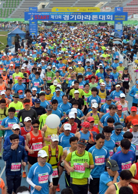 19일 수원 종합운동장에서 열린 제13회 경기마라톤대회에서 각 부문 참가자들이 출발 총성과 함께 힘차게 출발 하고 있다. 이날 대회에는 풀코스, 하프코스, 10KM, 5KM 부문에 2만여 명의 마라토너와 가족들이 참여했다. 전형민기자