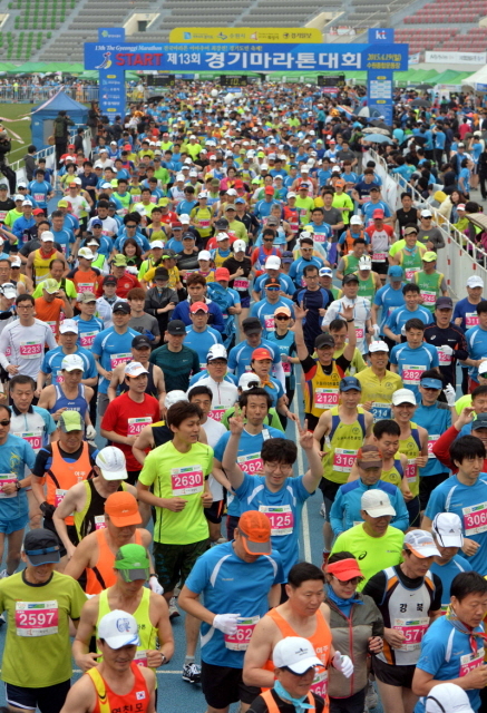 19일 수원 종합운동장에서 열린 제13회 경기마라톤대회에서 각 부문 참가자들이 출발 총성과 함께 힘차게 출발 하고 있다. 이날 대회에는 풀코스, 하프코스, 10KM, 5KM 부문에 2만여 명의 마라토너와 가족들이 참여했다. 전형민기자