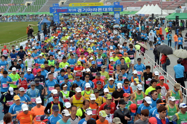 19일 수원 종합운동장에서 열린 제13회 경기마라톤대회에서 각 부문 참가자들이 출발 총성과 함께 힘차게 출발 하고 있다. 이날 대회에는 풀코스, 하프코스, 10KM, 5KM 부문에 2만여 명의 마라토너와 가족들이 참여했다. 전형민기자