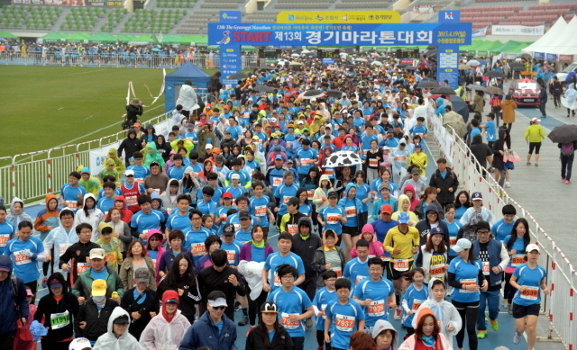 19일 수원 종합운동장에서 열린 제13회 경기마라톤대회에서 각 부문 참가자들이 출발 총성과 함께 힘차게 출발 하고 있다. 이날 대회에는 풀코스, 하프코스, 10KM, 5KM 부문에 2만여 명의 마라토너와 가족들이 참여했다. 전형민기자