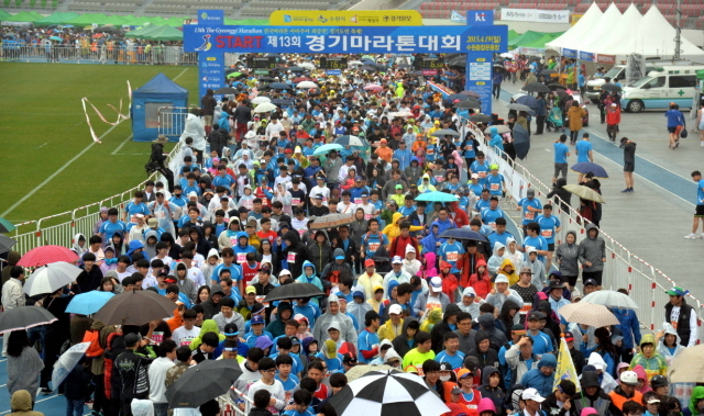 19일 수원 종합운동장에서 열린 제13회 경기마라톤대회에서 각 부문 참가자들이 출발 총성과 함께 힘차게 출발 하고 있다. 이날 대회에는 풀코스, 하프코스, 10KM, 5KM 부문에 2만여 명의 마라토너와 가족들이 참여했다. 전형민기자