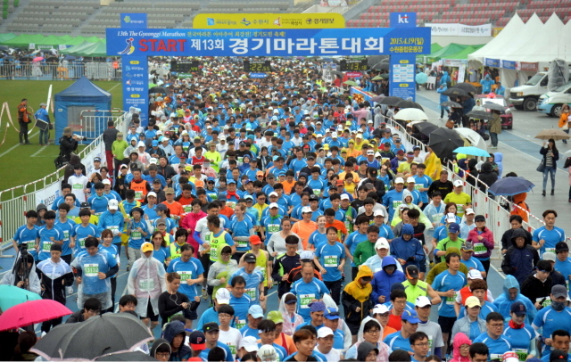 19일 수원 종합운동장에서 열린 제13회 경기마라톤대회에서 각 부문 참가자들이 출발 총성과 함께 힘차게 출발 하고 있다. 이날 대회에는 풀코스, 하프코스, 10KM, 5KM 부문에 2만여 명의 마라토너와 가족들이 참여했다. 전형민기자