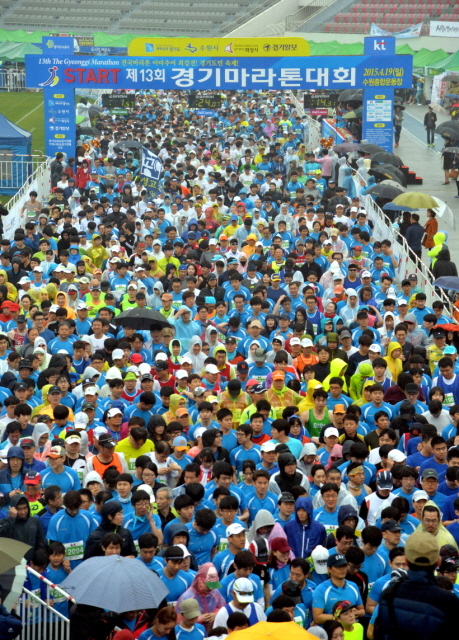 19일 수원 종합운동장에서 열린 제13회 경기마라톤대회에서 각 부문 참가자들이 출발 총성과 함께 힘차게 출발 하고 있다. 이날 대회에는 풀코스, 하프코스, 10KM, 5KM 부문에 2만여 명의 마라토너와 가족들이 참여했다. 전형민기자