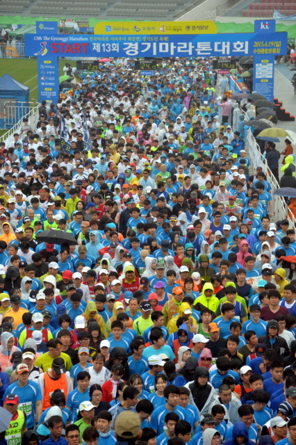 19일 수원 종합운동장에서 열린 제13회 경기마라톤대회에서 각 부문 참가자들이 출발 총성과 함께 힘차게 출발 하고 있다. 이날 대회에는 풀코스, 하프코스, 10KM, 5KM 부문에 2만여 명의 마라토너와 가족들이 참여했다. 전형민기자