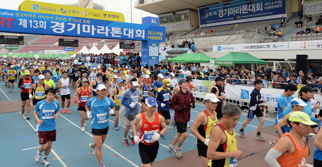 경기도와 수원시, 화성시, 경기일보가 공동주최한 제13회 경기마라톤대회가 열린 19일 수원종합운동장에서 풀코스, 하프코스, 10km, 5km 등 각 부문별 참가자들이 힘찬 출발을 하고 있다. 추상철기자