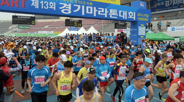 경기도와 수원시, 화성시, 경기일보가 공동주최한 제13회 경기마라톤대회가 열린 19일 수원종합운동장에서 풀코스, 하프코스, 10km, 5km 등 각 부문별 참가자들이 힘찬 출발을 하고 있다. 추상철기자