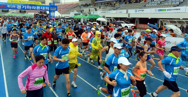 경기도와 수원시, 화성시, 경기일보가 공동주최한 제13회 경기마라톤대회가 열린 19일 수원종합운동장에서 풀코스, 하프코스, 10km, 5km 등 각 부문별 참가자들이 힘찬 출발을 하고 있다. 추상철기자