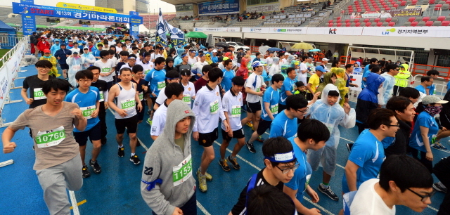 경기도와 수원시, 화성시, 경기일보가 공동주최한 제13회 경기마라톤대회가 열린 19일 수원종합운동장에서 풀코스, 하프코스, 10km, 5km 등 각 부문별 참가자들이 힘찬 출발을 하고 있다. 추상철기자