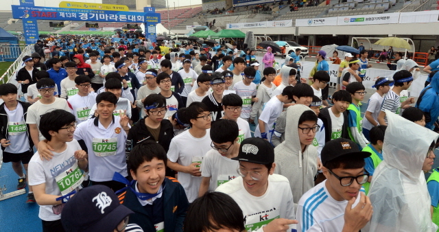 경기도와 수원시, 화성시, 경기일보가 공동주최한 제13회 경기마라톤대회가 열린 19일 수원종합운동장에서 풀코스, 하프코스, 10km, 5km 등 각 부문별 참가자들이 힘찬 출발을 하고 있다. 추상철기자