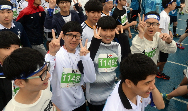 경기도와 수원시, 화성시, 경기일보가 공동주최한 제13회 경기마라톤대회가 열린 19일 수원종합운동장에서 참가자들이 출발선을 나서며 환하게 웃고 있다. 추상철기자