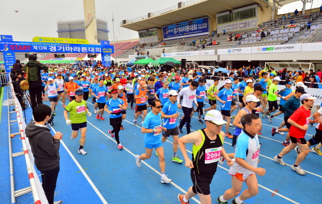 19일 수원종합운동장에서 열린 '제13회 경기마라톤 대회' 에서 하프코스 출전자들이 힘차게 출발하고 있다. 김시범기자