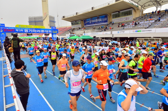19일 수원종합운동장에서 열린 '제13회 경기마라톤 대회' 에서 하프코스 출전자들이 힘차게 출발하고 있다. 김시범기자