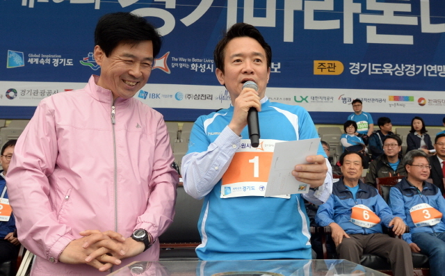 경기도와 수원시, 화성시, 경기일보가 공동주최한 제13회 경기마라톤대회가 열린 19일 수원종합운동장에서 남경필 경기지사가 1등 경품 당첨자를 호명하고 있다. 추상철기자