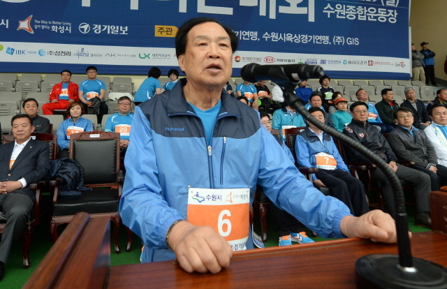 경기도와 수원시, 화성시, 경기일보가 공동주최한 제13회 경기마라톤대회가 열린 19일 수원종합운동장에서 신선철 경기일보 대표이사 회장이 대회선언을 하고 있다. 추상철기자