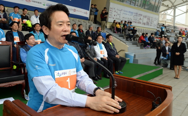 경기도와 수원시, 화성시, 경기일보가 공동주최한 제13회 경기마라톤대회가 열린 19일 수원종합운동장에서 남경필 경기지사가 축사를 하고 있다. 추상철기자
