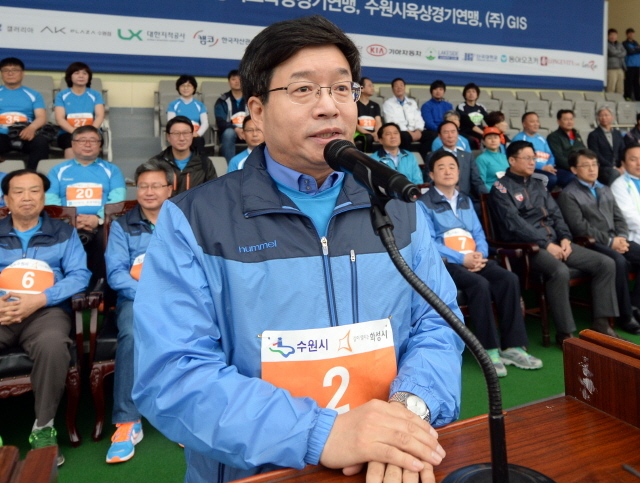 경기도와 수원시, 화성시, 경기일보가 공동주최한 제13회 경기마라톤대회가 열린 19일 수원종합운동장에서 염태영 수원시장이 축사를 하고 있다. 추상철기자