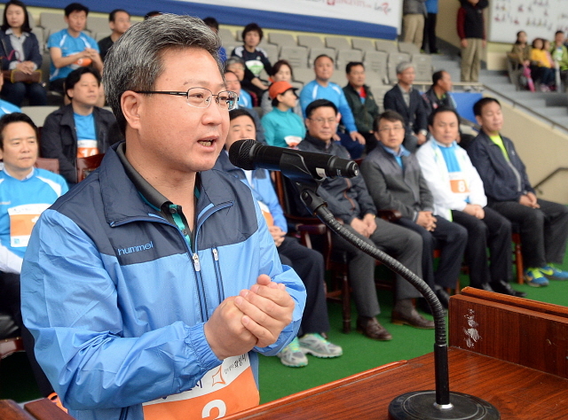경기도와 수원시, 화성시, 경기일보가 공동주최한 제13회 경기마라톤대회가 열린 19일 수원종합운동장에서 채인석 화성시장이 축사를 하고 있다. 추상철기자