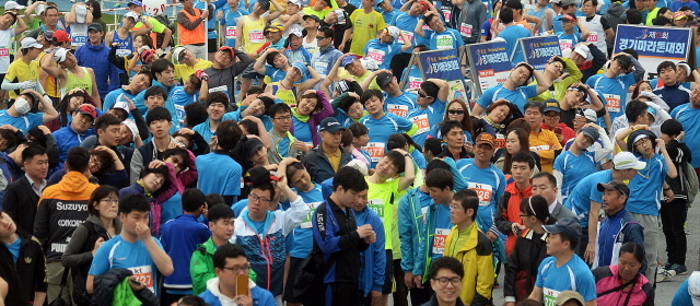 경기도와 수원시, 화성시, 경기일보가 공동주최한 제13회 경기마라톤대회가 열린 19일 수원종합운동장에서 각 부문별 참가자들이 출발전 몸풀기 체조를 하고 있다. 추상철기자