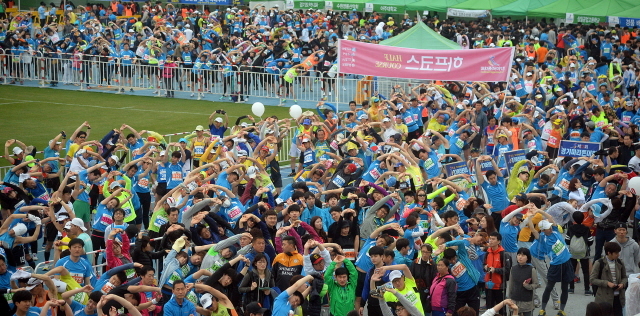 경기도와 수원시, 화성시, 경기일보가 공동주최한 제13회 경기마라톤대회가 열린 19일 수원종합운동장에서 각 부문별 참가자들이 출발전 몸풀기 체조를 하고 있다. 추상철기자