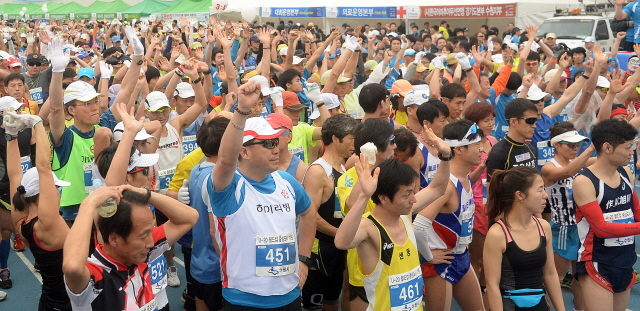 경기도와 수원시, 화성시, 경기일보가 공동주최한 제13회 경기마라톤대회가 열린 19일 수원종합운동장에서 풀코스, 하프코스, 10km, 5km 등 각 부문별 참가자들이 출발전 완주를 다짐하고 있다. 추상철기자