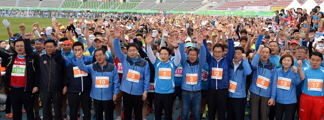 경기도와 수원시, 화성시, 경기일보가 공동주최한 제13회 경기마라톤대회가 열린 19일 수원종합운동장에서 남경필 경기지사와 강득구 도의회 의장, 염태영 수원시장, 채인석 화성시장, 신선철 경기일보 대표이사 회장, 국회의원 등 내빈들이 참가자들과 함께 완주를 다짐하고 있다. 추상철기자