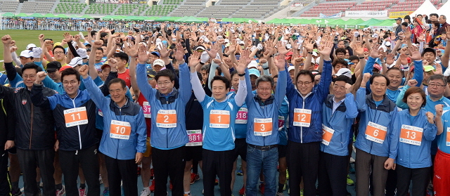 경기도와 수원시, 화성시, 경기일보가 공동주최한 제13회 경기마라톤대회가 열린 19일 수원종합운동장에서 남경필 경기지사와 강득구 도의회 의장, 염태영 수원시장, 채인석 화성시장, 신선철 경기일보 대표이사 회장, 국회의원 등 내빈들이 참가자들과 함께 완주를 다짐하고 있다. 추상철기자